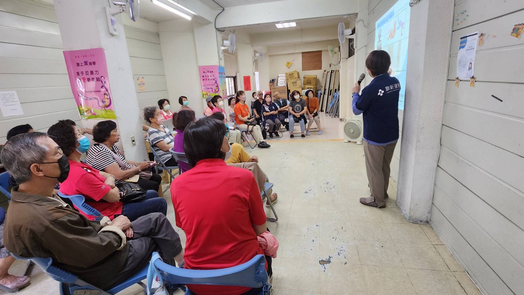 里民聆聽醫師講解
