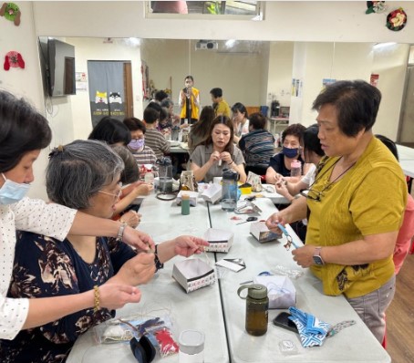 老師指導大家施作