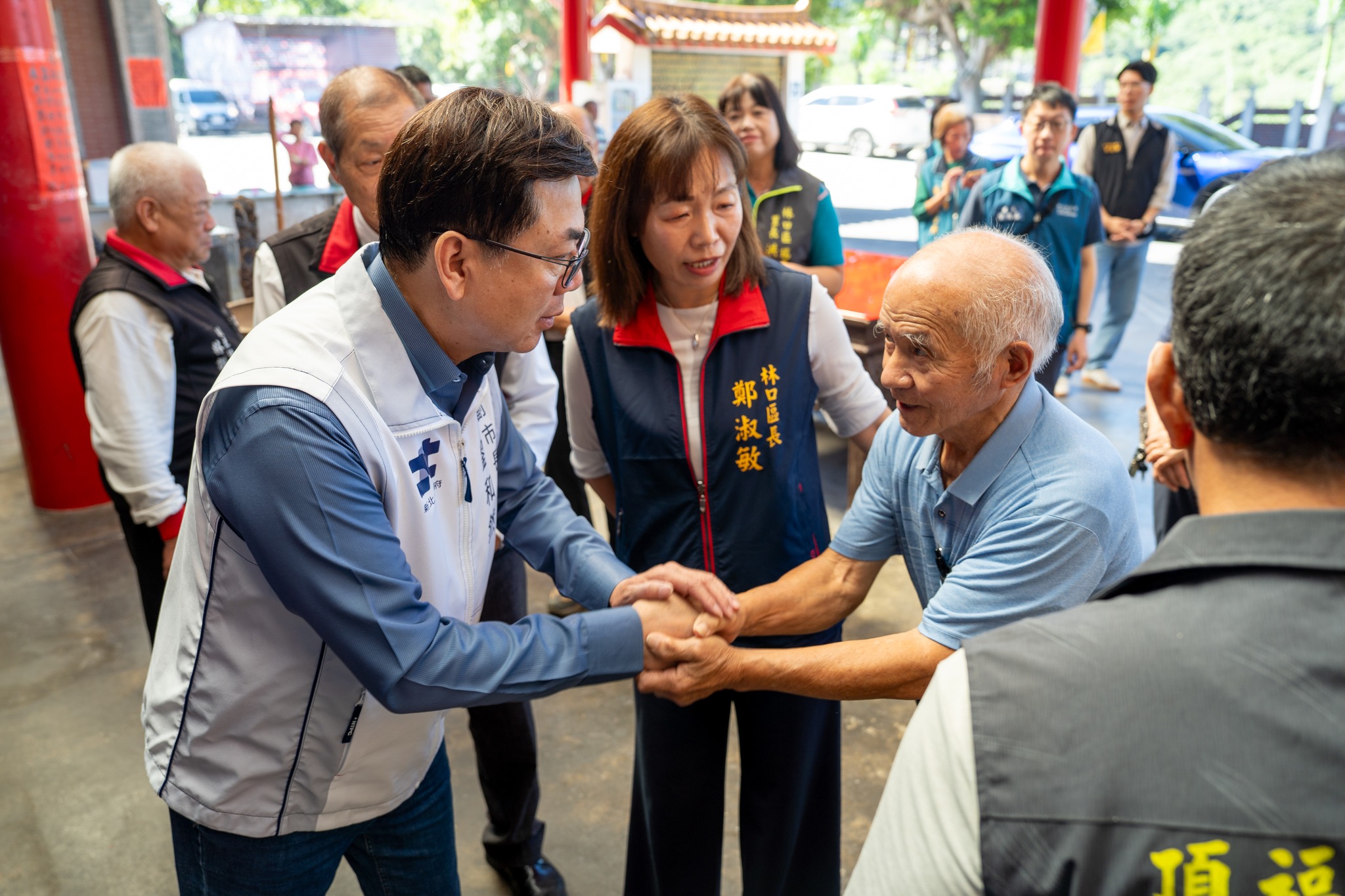 劉副市長與在地市民握手致意